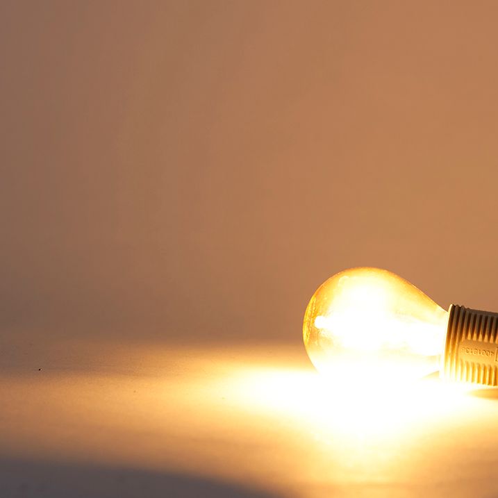 E14 Stmívatelná LED žárovka P45 zlatá 3,5W 330lm 2100K