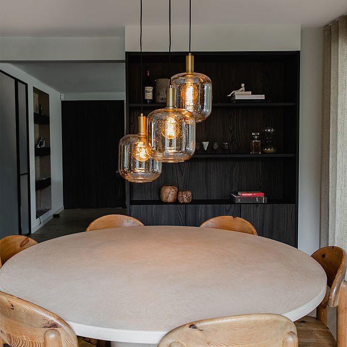 Dizajnerska viseća lampa crna sa mesingom i ćilibarskim staklom 3 lampe - Zuzanna
