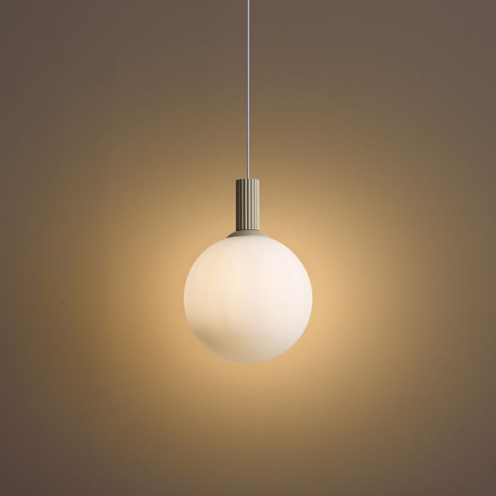Skandinavska viseća lampa bež sa opalnim staklom - Polly