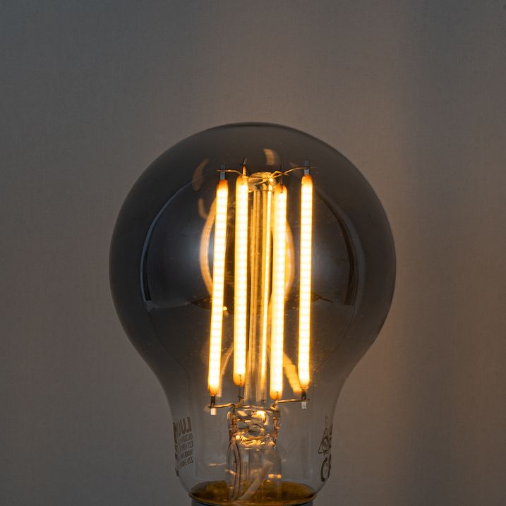 Inteligentná stmievateľná LED žiarovka E27 A60 dymová 4,9 W 150 lm 1800 K