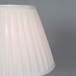 Retro-namizna-svetilka-medenina-z-plisasto-senčilo-belo-25-cm---Kaso