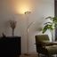 Lampadaire-moderne-doré-avec-bras-de-lecture-avec-LED-et-variateur---Divo