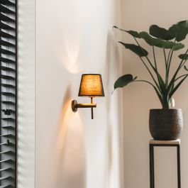 Moderne wandlamp zwart incl. kap met gouden binnenkant - Pluk