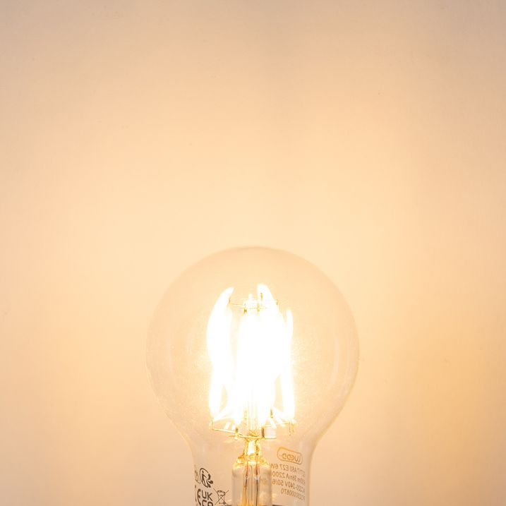 E27 LED spuldze A60 caurspīdīga 6W 630lm 2200K