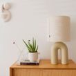 Lampada-da-tavolo-di-design-beige-con-paralume-in-lino-beige---Lotti