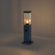 Utomhuslampa-mörkgrå-med-rökglas-45-cm-IP44-med-uttag-och-rörelsesensor---Malios