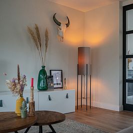 Moderna stāvlampa melna ar samta pelēku abažūru - Rich