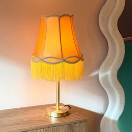 Klasiska galda lampa misiņa krāsā ar Granny abažūru zelta krāsā 30 cm - Simplo