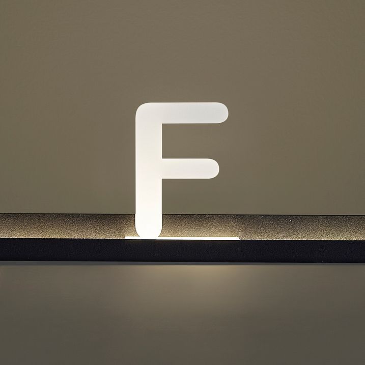 Plastična črka F za stensko svetilko nabiralnika