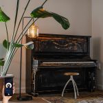 Smart vloerlamp zwart met messing en amber glas incl. Wifi G95 - Zuzanna