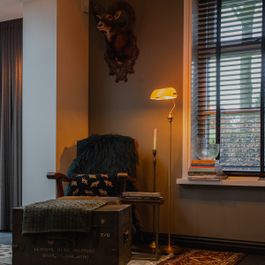 Klasická stojací lampa notáře bronzová s jantarovým sklem - Banker
