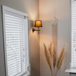 Moderne-wandlamp-zwart-incl.-kap-met-gouden-binnenkant---Pluk