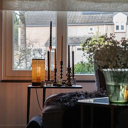 Lauku stila galda lampa rotangpalma ar melnu - Kata