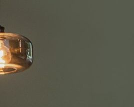 Sfeervol: een lamp boven de salontafel