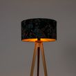 Moderní-stojací-lampa-dřevěná-s látkovým-stínítkem-černý-páv-50-cm---Tripod-Classic