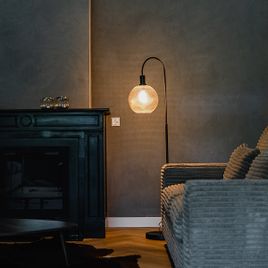 Dizajnerska podna lampa crna sa dimnim staklom - Chico