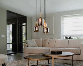 Sfeervol: een lamp boven de salontafel