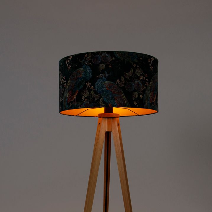 Moderní stojací lampa dřevěná s látkovým stínítkem černý páv 50 cm - Tripod Classic