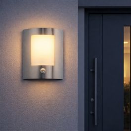 Moderna spoljna zidna lampa od čelika sa senzorom pokreta IP44 - Emmerald 1