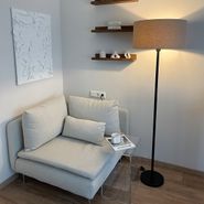 Grīdas-lampa-melna-ar-abažūru-gaiši-brūnā-krāsā-50-cm---Simplo