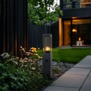 Utomhuslampa-mörkgrå-med-rökglas-45-cm-IP44-med-uttag-och-rörelsesensor---Malios