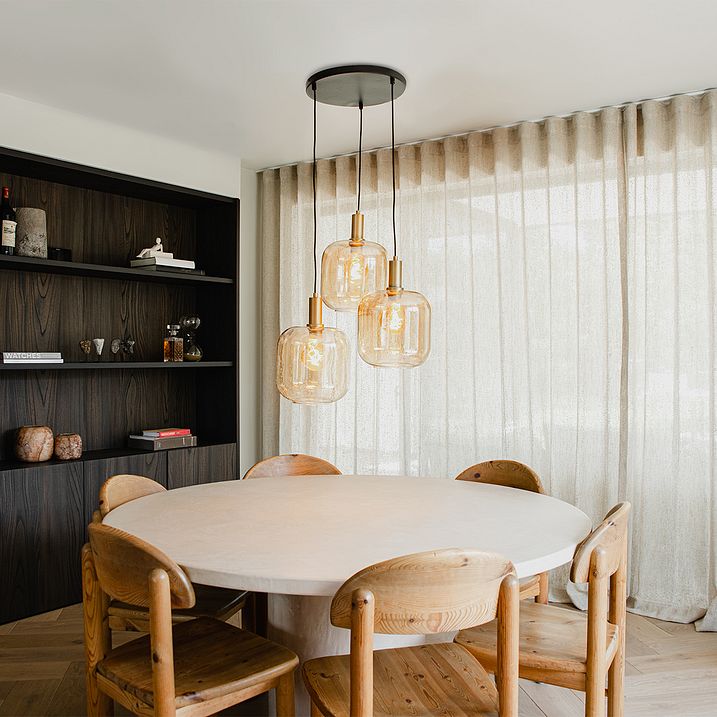 Dizajnerska viseća lampa crna sa mesingom i ćilibarskim staklom 3 lampe - Zuzanna