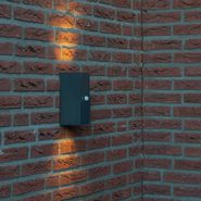 Mørkegrå-vegglampe-med-2-lys-IP44-med-bevegelsessensor---Baleno