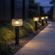 Bolardo-moderno-para-exterior-negro-con-cristal-acanalado-con-LED-solar-IP65---Ribble-Mushroom