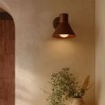 Industri&euml;le buitenwandlamp roestbruin kegel IP44 - Natas