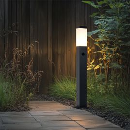 Venkovní lampa tmavě šedá s opálovým sklem 80 cm IP44 s zásuvkou a pohybovým senzorem - Malios