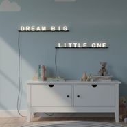 Sienas-lampa-Dream-Big-Little-One-melna-ar-baltu,-ieskaitot-LED---Letterbox