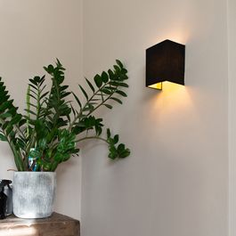 Moderní nástěnná lampa černá a zlatá - Vete