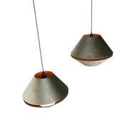 Suspension-noire-avec-double-abat-jour-en-velours-vert-et-intérieur-doré-2-lumières---Cava-Luxe