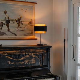 Moderní stolní lampa černá se zlatem - Elif