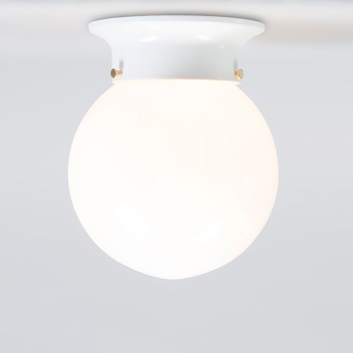 Retro taklampa vit opalglas - Scoop