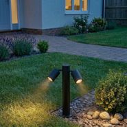 Stående-utendørslampe-sort-45-cm-IP44-justerbar-2-lys---Duo
