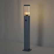 Spoljna-lampa-tamno-sive-boje-sa-dimnim-staklom-80cm-IP44-sa-utičnicom-i-senzorom-pokreta---Malios